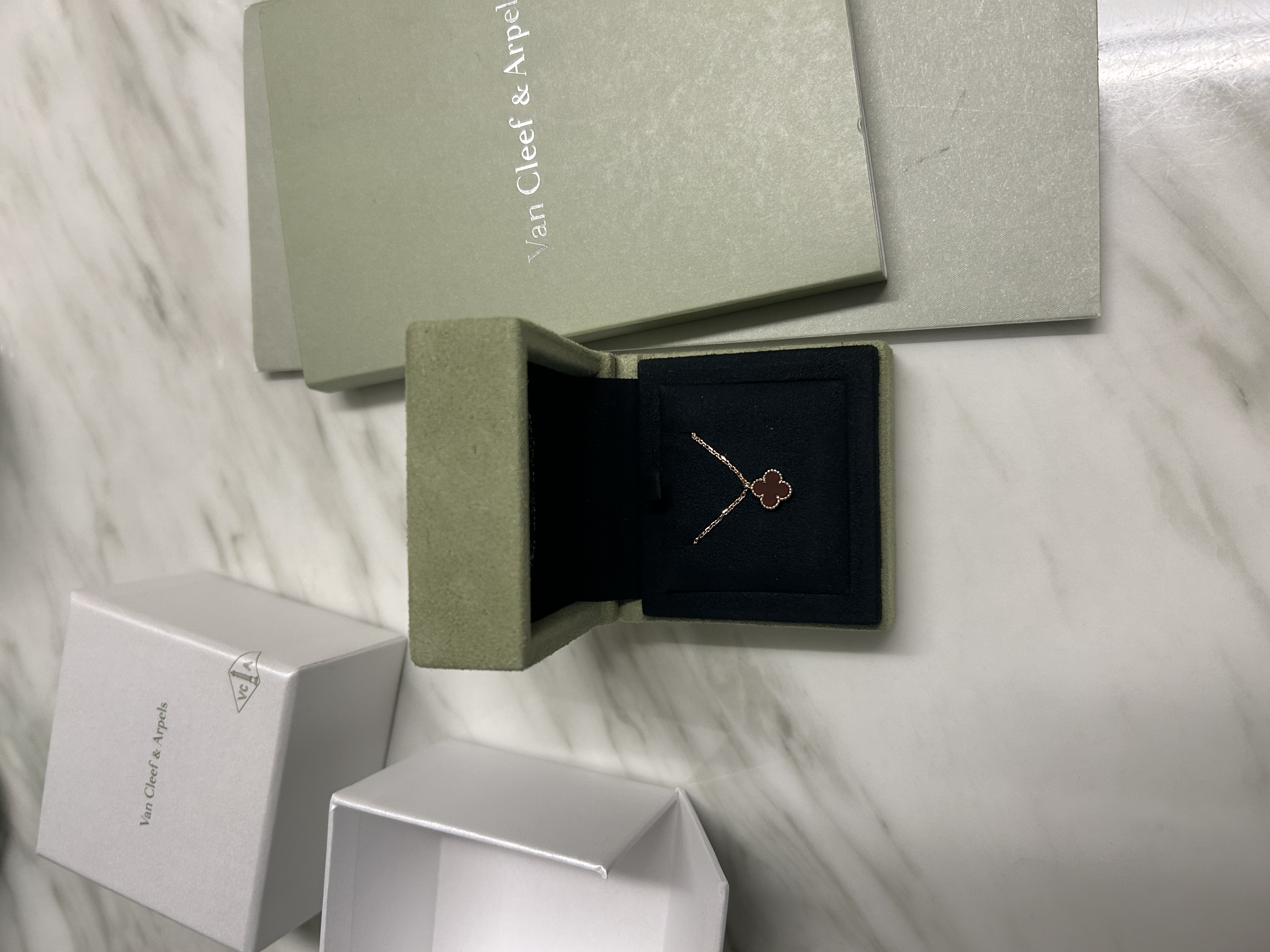 반클리프 알함브라 커넬리언 스위트 사이즈 목걸이 로즈골드 버건디