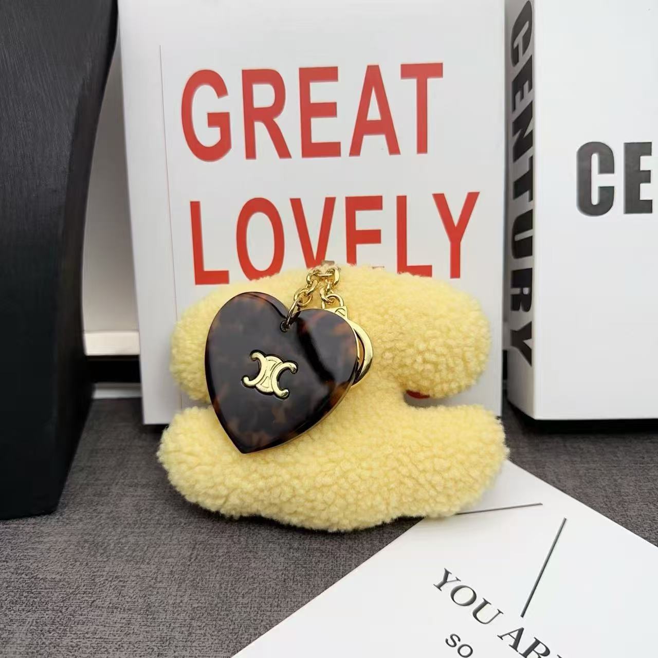 셀린느 키링 하트 폼폼 시어링 트리옹프 백참