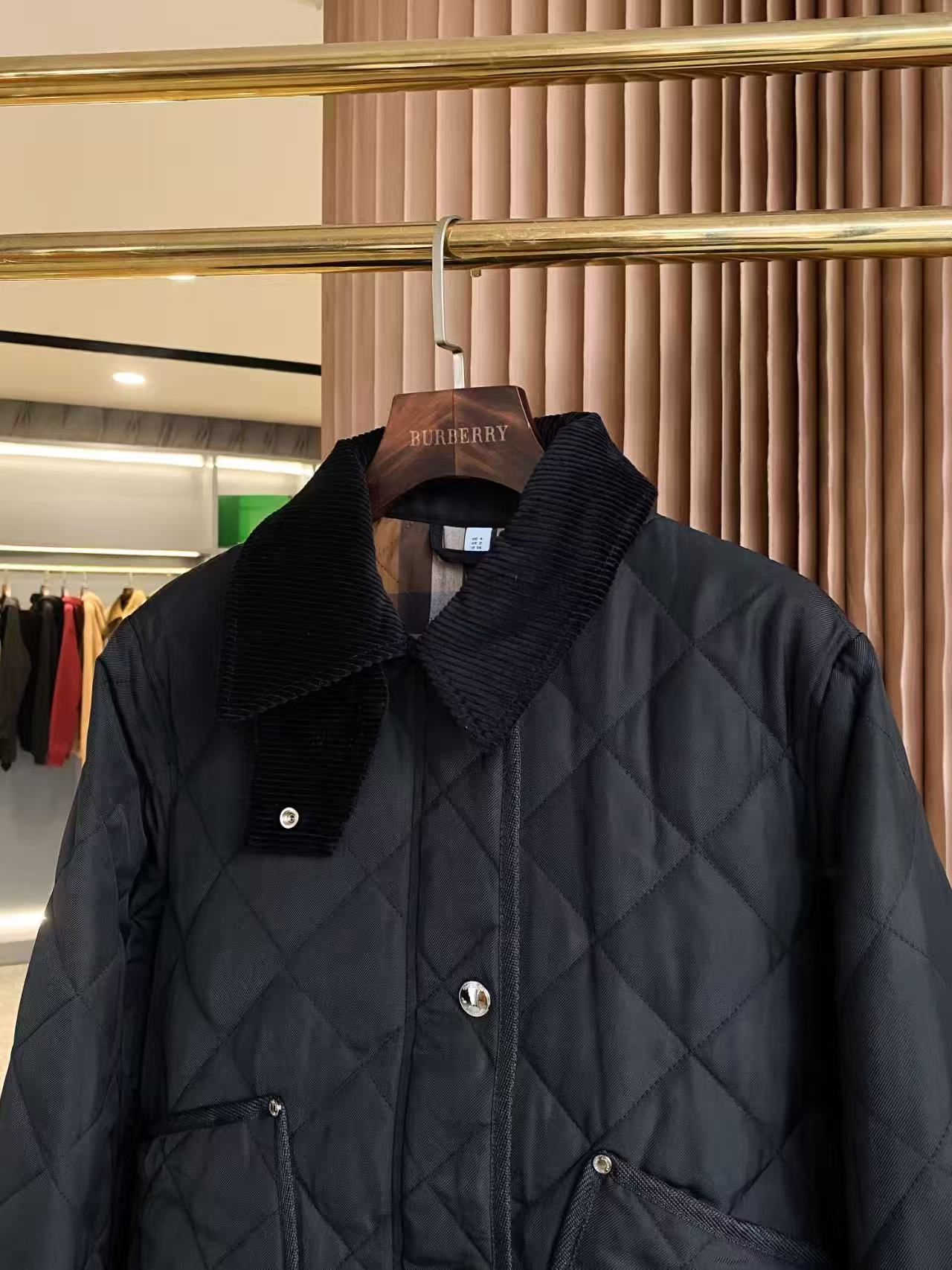 버버리 다이아몬드 퀄팅 숏 코트