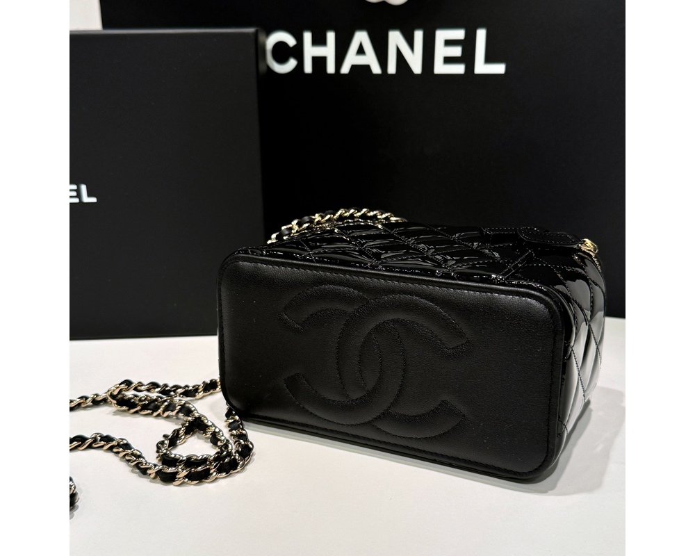 샤넬 탑핸들 베니티백 페이던트 금장 블랙 (내부 거울)