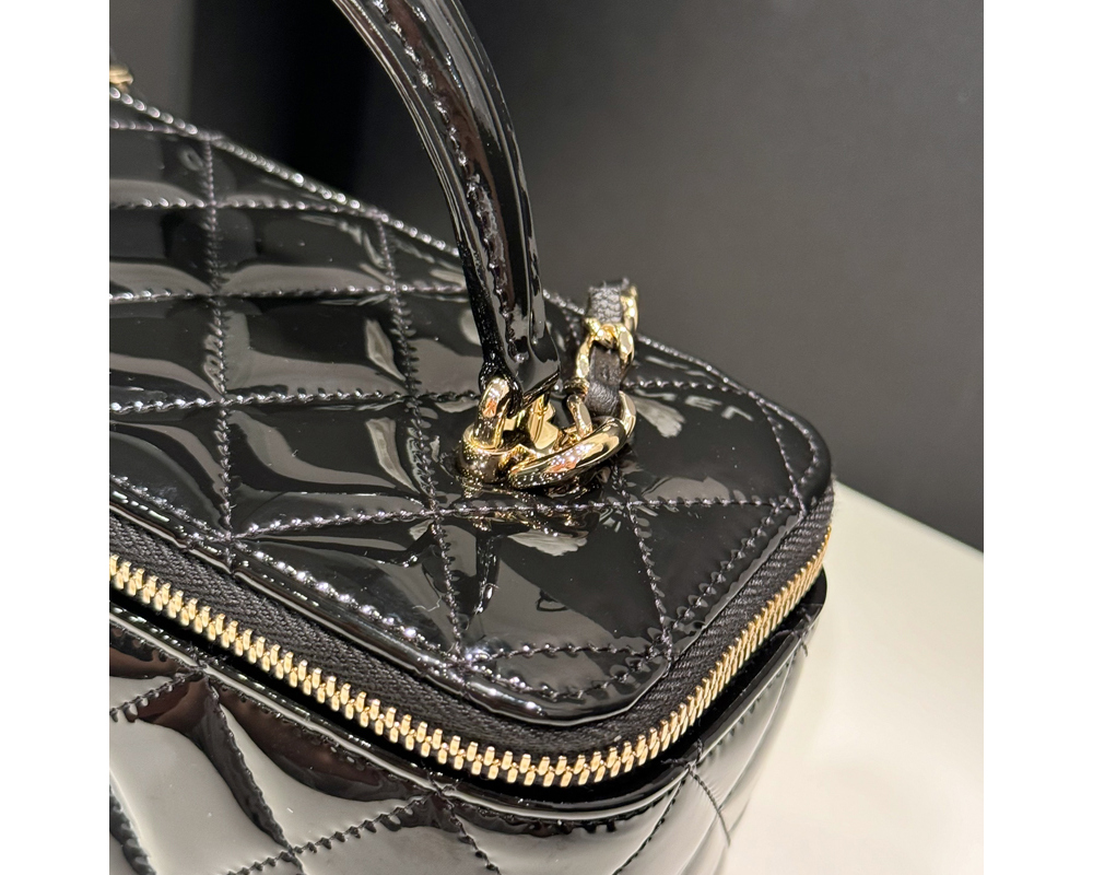 샤넬 탑핸들 베니티백 페이던트 금장 블랙 (내부 거울)