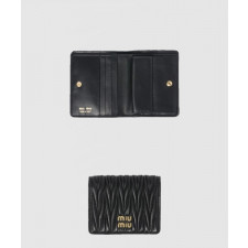 미우미우 마테라쎄 나파 가죽 반지갑 5MV204