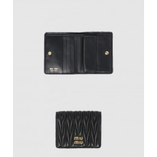 미우미우 마테라쎄 나파 가죽 반지갑 5MV204