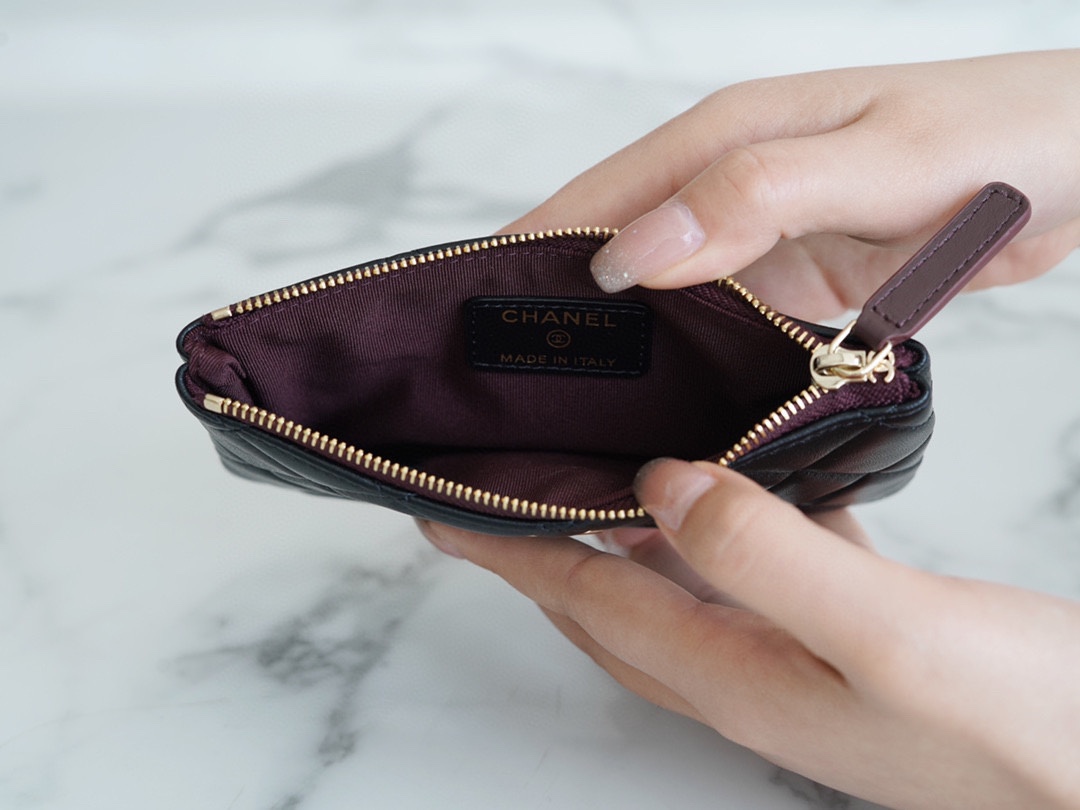 샤넬 클래식 미니 파우치 램스킨 은장 A82365