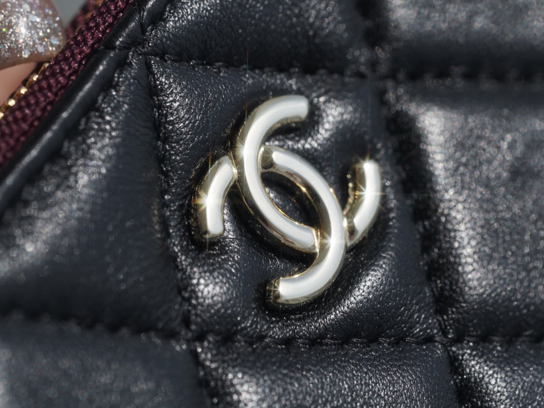 샤넬 클래식 미니 파우치 램스킨 은장 A82365