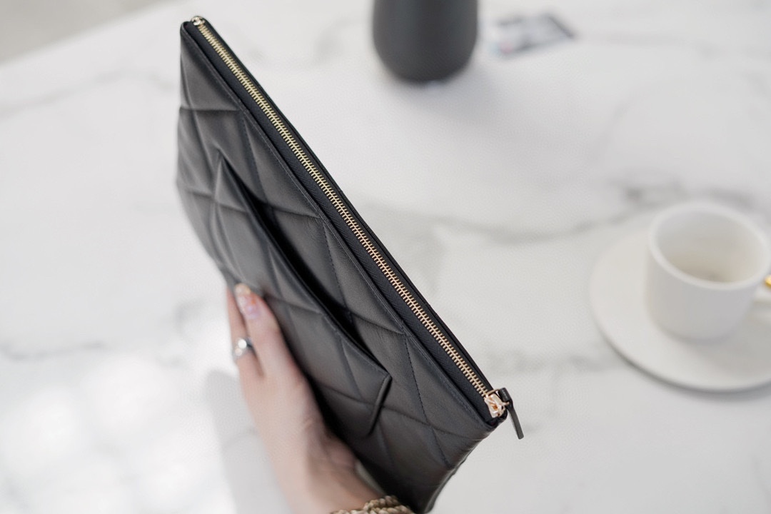 샤넬 19 클러치 백 램스킨 금장 AP0952