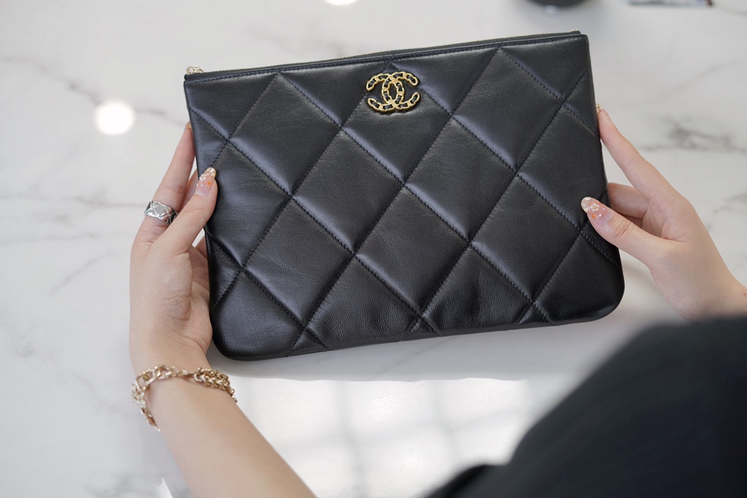 샤넬 19 클러치 백 램스킨 금장 AP0952