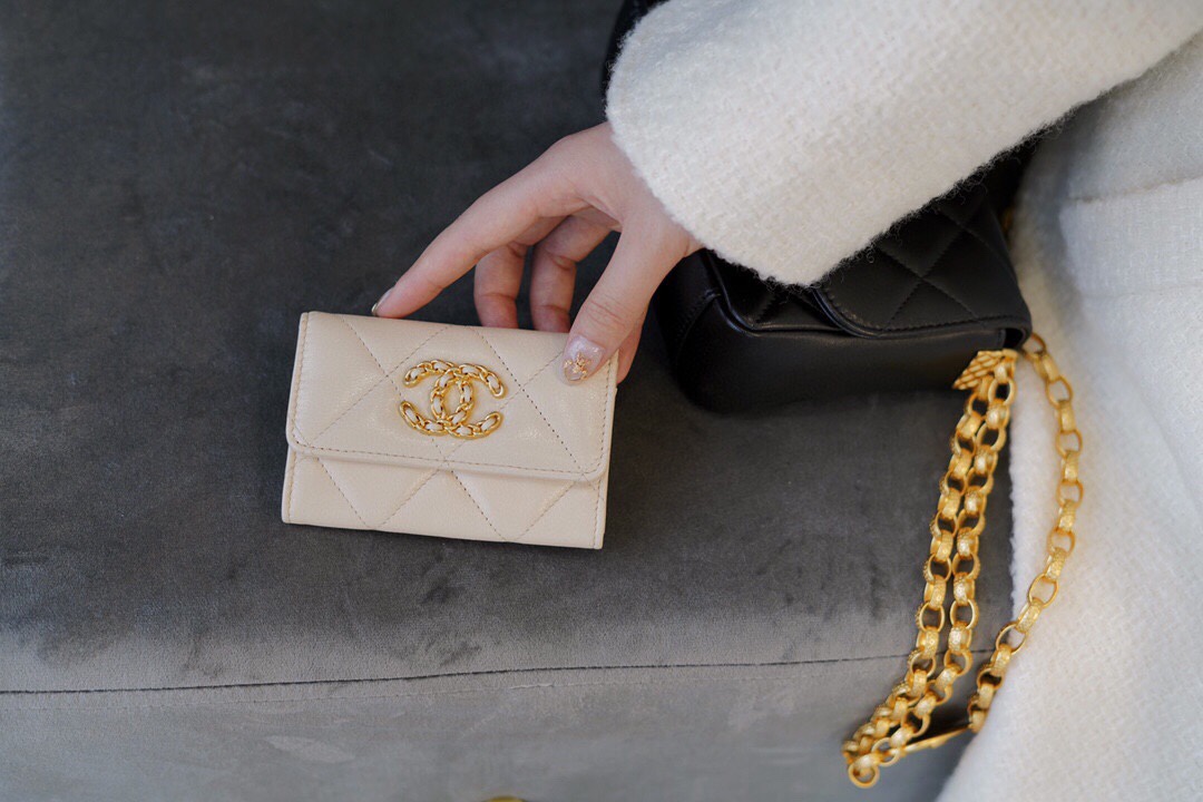 샤넬 19 플랩 카드지갑 램스킨 금장 베이지 AP1790