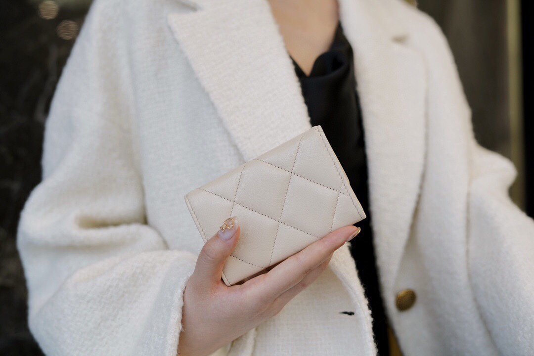 샤넬 19 플랩 카드지갑 램스킨 금장 베이지 AP1790