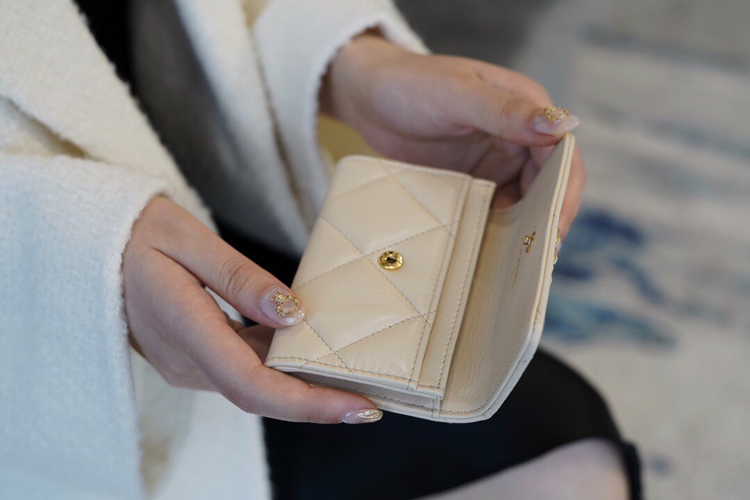 샤넬 19 플랩 카드지갑 램스킨 금장 베이지 AP1790