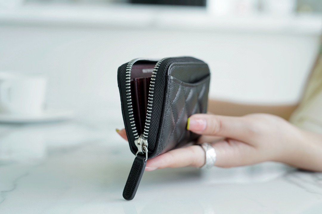 샤넬 클래식 지퍼 동전 지갑 캐비어 은장 AP0216