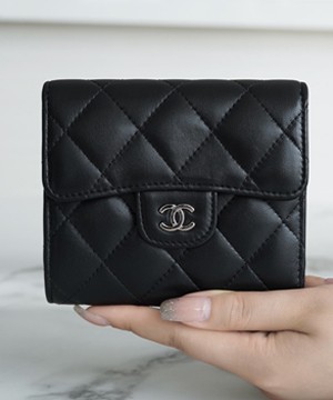 샤넬 클래식 체인 카드지갑 램스킨 은장 AP0238