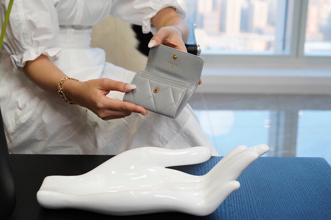 샤넬 19 플랩 카드지갑 램스킨 금장 소라 AP1790