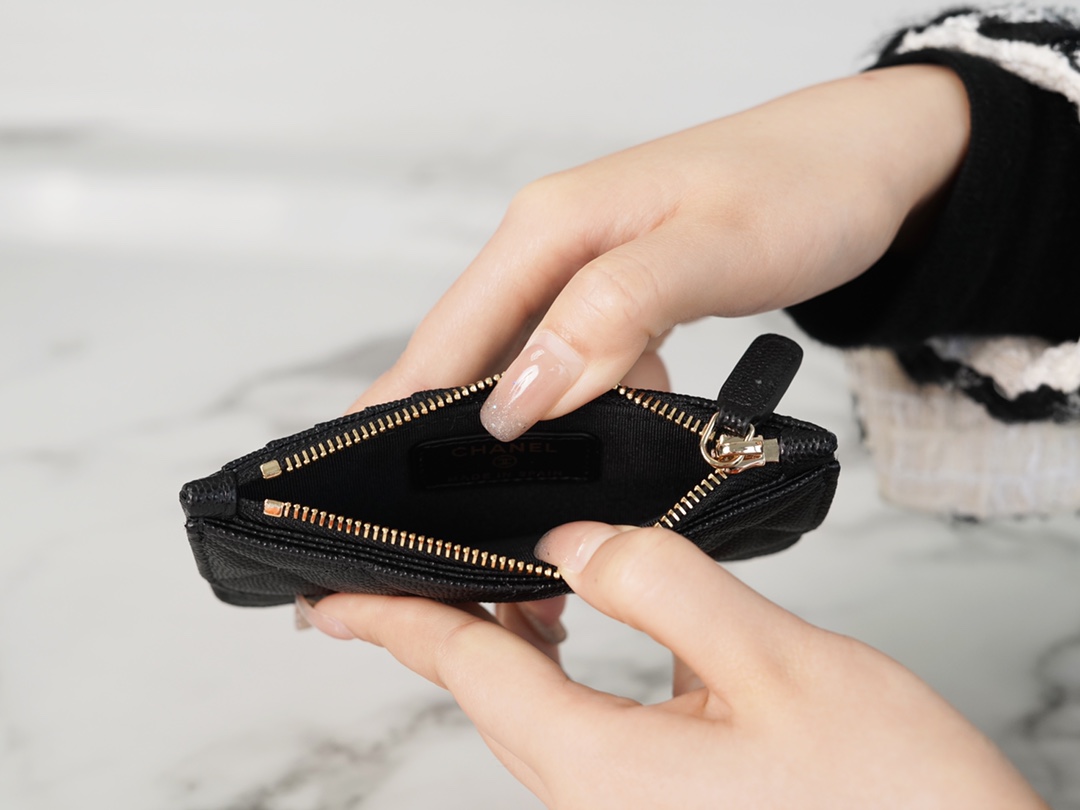 샤넬 클래식 플랫 지퍼 카드지갑 캐비어 금장 AP2570