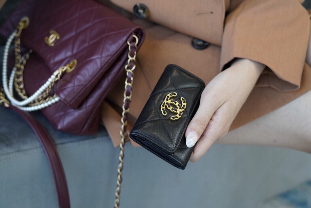 샤넬 19 플랩 카드지갑 램스킨 금장 블랙 AP1790