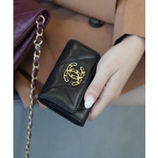 샤넬 19 플랩 카드지갑 램스킨 금장 블랙 AP1790